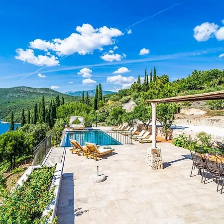 Villa Scattered Pebbles Molunat