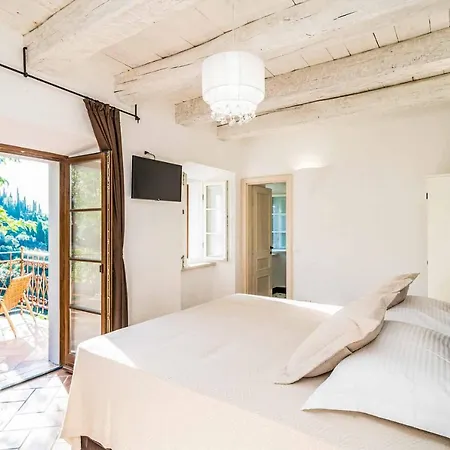 Villa Scattered Pebbles *