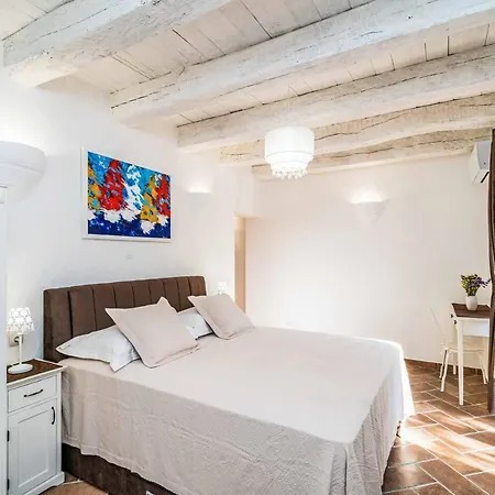 Villa Scattered Pebbles Molunat